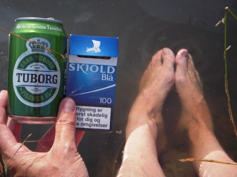 - En "hård arbejdsindsats" blev belønnet med pils, tobak og fodbad i søen :-)