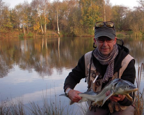 1. stør på land = 90 cm. Bravt fightende trods sine kun godt 3 kilo