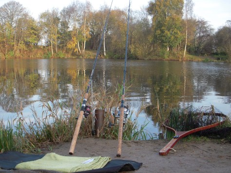 - Efterårsfarverne reflekteres smuk i den blanke søoverflade.