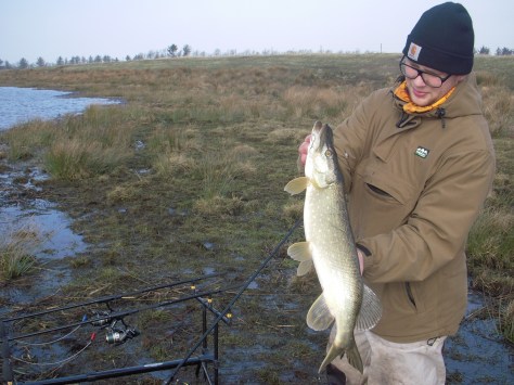 - Rasmus nydeligt iklædt sit mede-setup og en nice gedde :-)