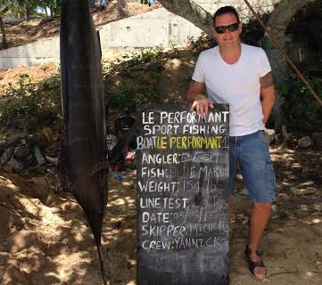 - Ulrich med sin bomstærke marlin. Skiltet taler for sig selv...