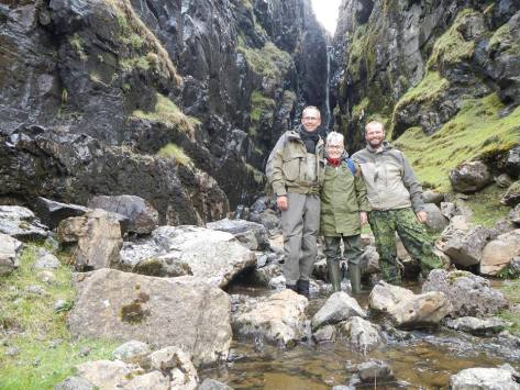 - Undertegnede, Anne og Jari på endnu et Færøernes betagende steder 