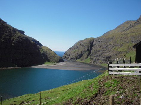 - Færingen i huset om hans udsigt: "det er ikk' så ring' endda"... :-)