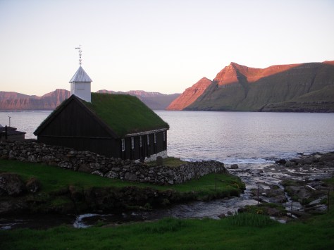 - Kirken i Funningur. Billedet er taget 5 minutter over midnat...