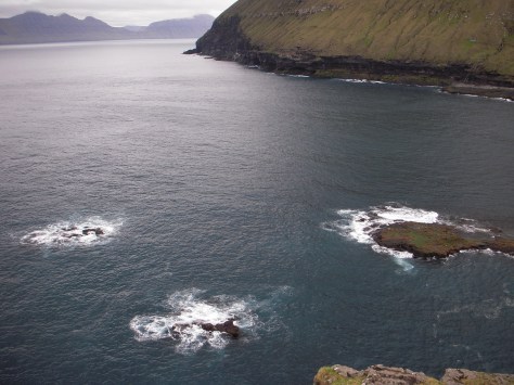 - Der er smæk på det fiskerige hav når det møder klippeformationerne 