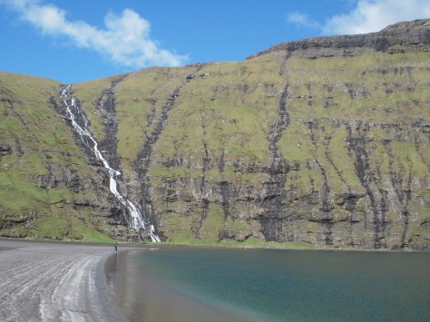 - ... og prikken på stranden til venstre er fiskemakker Jari :-)