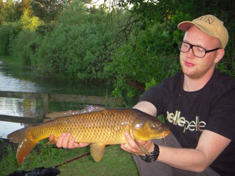 - Godt fisket Rasmus! - Vi kan nemt blive enige om at karpen er en usandsynligt smuk fisk! :-)