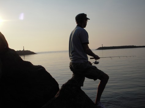 - Vandet på indersiden af sydmolen i Hvide var roligt. Lidt for roligt... Sande